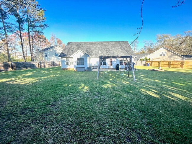 Building Photo - Charming 4 bedroom 3 bath in Raeford!