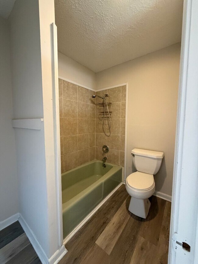 Building Photo - Oak Park Townhome 2/1.5 AVAILABLE NOW