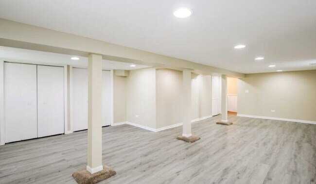 Building Photo - 2418 N 75th Ct
