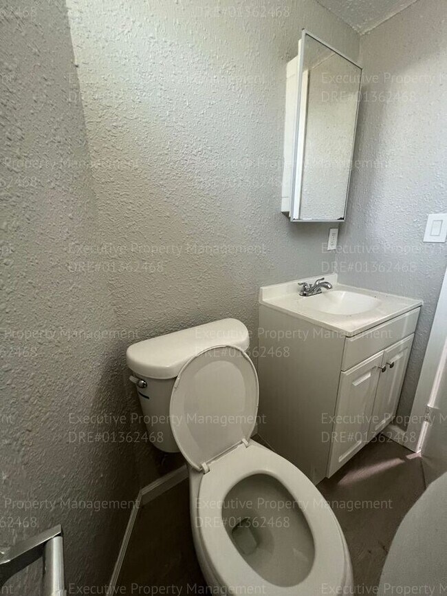 Building Photo - 1 bedroom/ 1 bathroom floor unit.