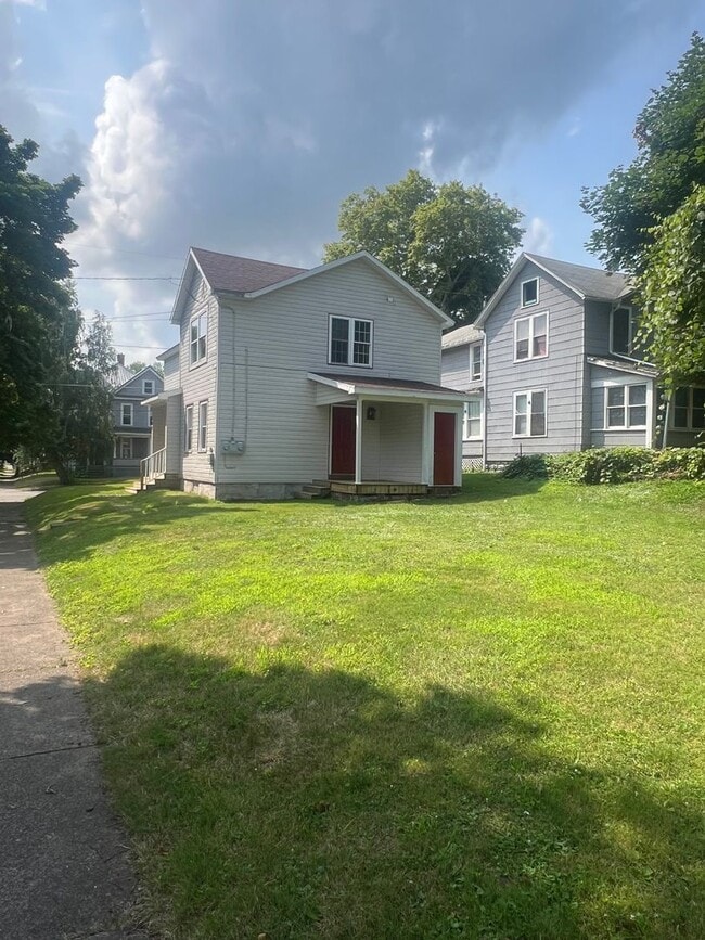 Building Photo - 704 W 4th St