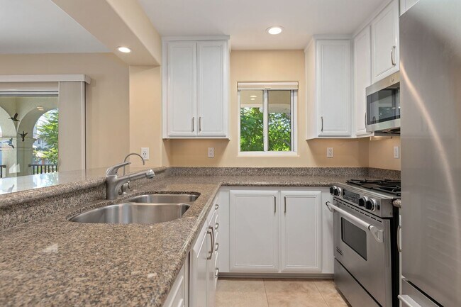 Building Photo - 450 Por La Mar Cir