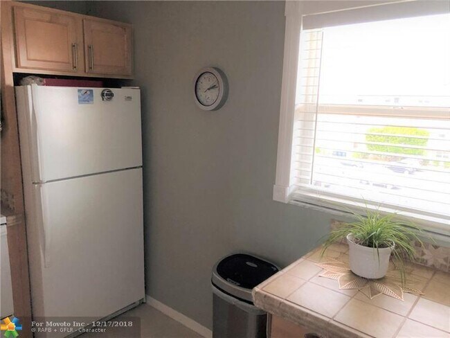 Building Photo - 2515 NE 1st Ct