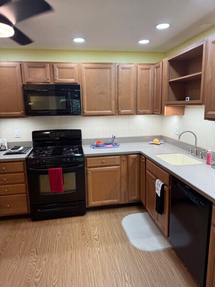 Kitchen with recessed and under cabinet lights - 23 Country Club Dr