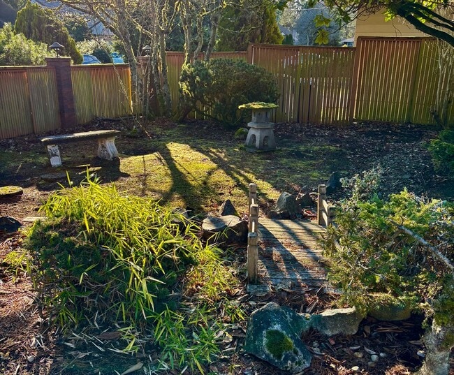 Building Photo - 3 Bed / 2.5 Bath Bellevue rambler $3,895/month