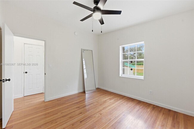 Building Photo - 1620 NE 160th St