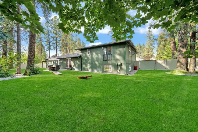 Building Photo - 5999 N Pinegrove Dr