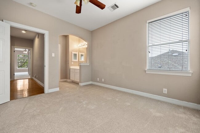 Building Photo - Spacious 2 Story 5 Bedroom , 4 full bathrooms located in Stone Oak!