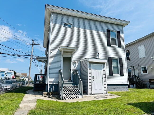 Building Photo - 227 Newfield Ave