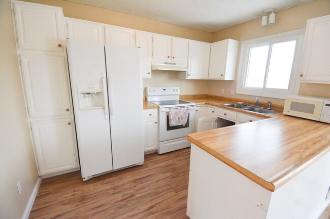 Building Photo - Charming Split-Level 2-Bedroom, 1.5-Bath H...