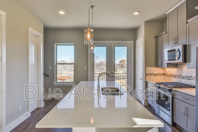 Building Photo - 736 N Plano Rd