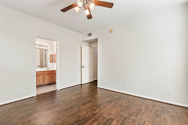 Building Photo - 6607 Lake Woodlands Dr