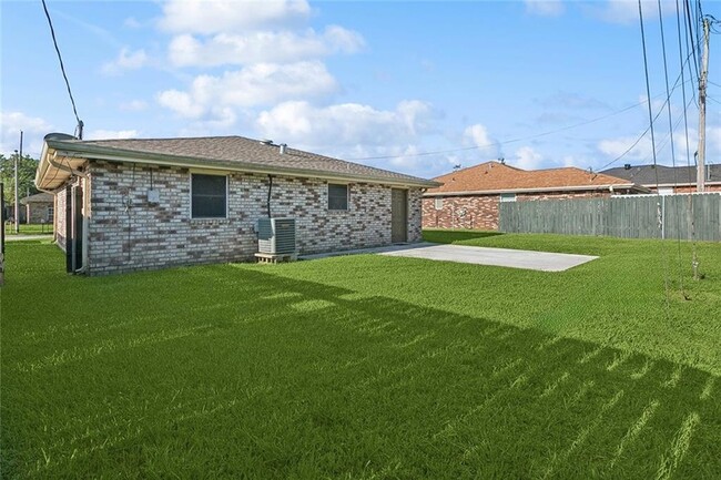 Building Photo - 2108 River Queen Dr
