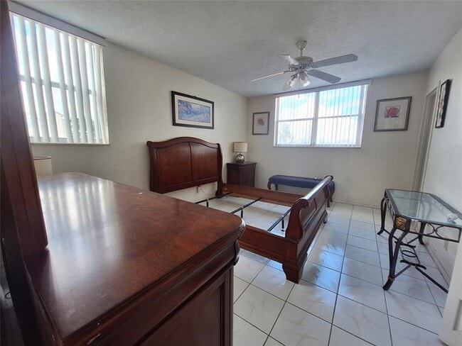 Building Photo - 2821 Somerset Dr