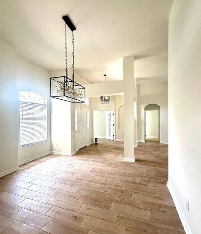 Building Photo - Your Dream Home Awaits! 5 bedroom 3 bath Single Family HOME!!