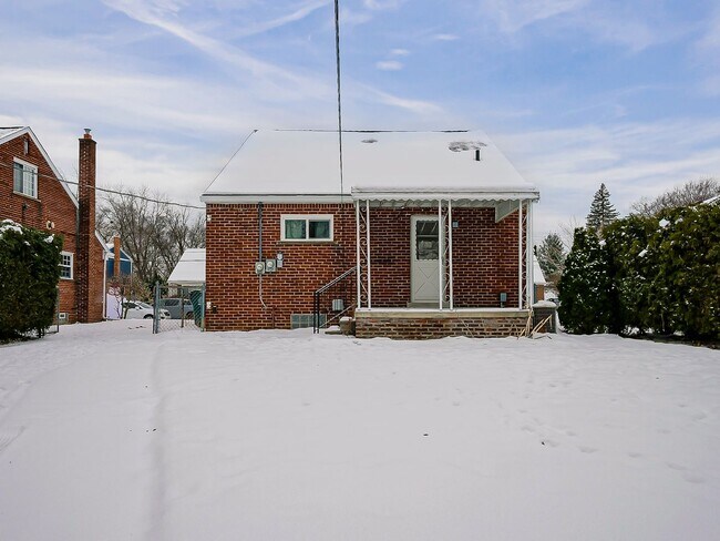 Building Photo - AVAILABLE NOW! Spacious 4-Bed Gem in the Heart of Clawson!