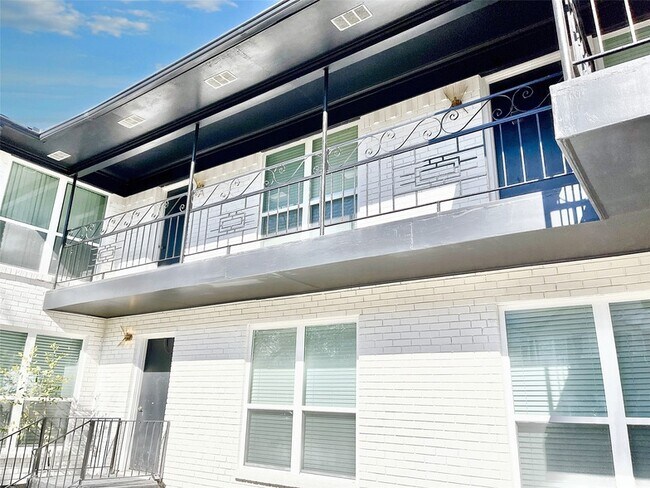 Building Photo - 4811 Live Oak St