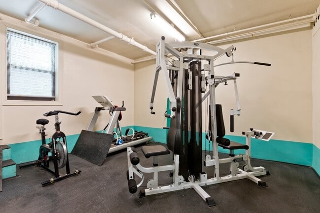 Building Photo - 1824 N Lincoln Park W