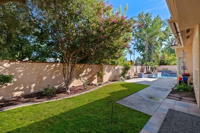 Building Photo - CLEAN 3 BEDROOM / 2 BATHROOM IN SEVEN OAK!...