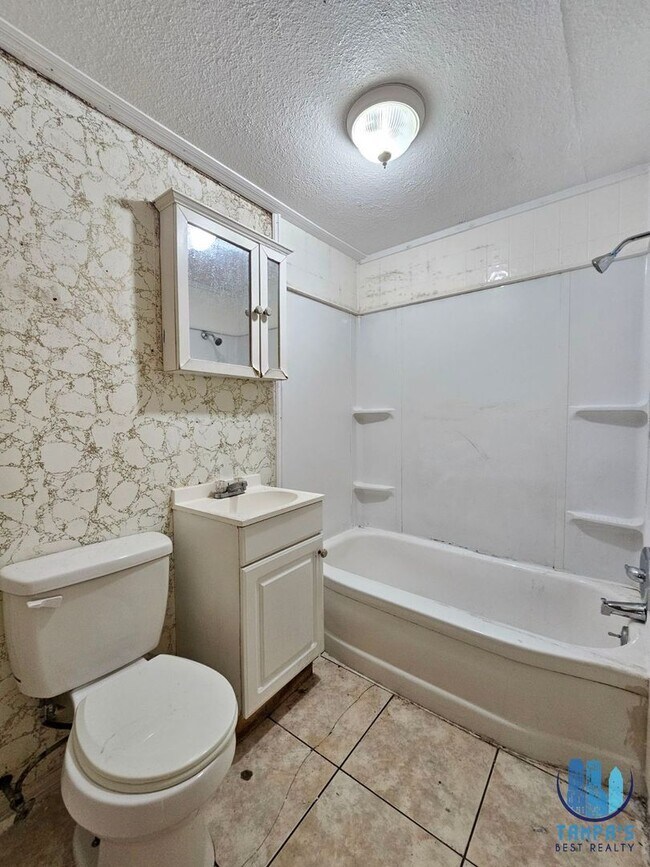 Building Photo - Move-in Special ! 2 bedroom, 1 bath house for rent in Lakeland - Available NOW