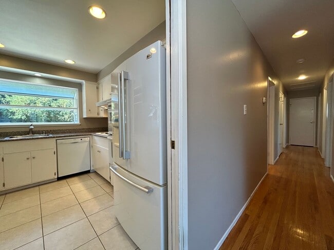 Building Photo - Spacious Single-Story 4BR Home with Bonus ...
