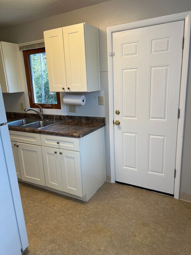 Building Photo - Don't miss out on this cozy home!
