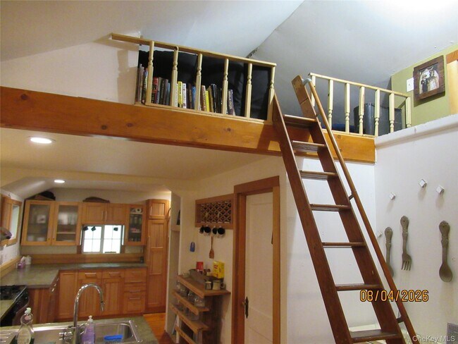 Building Photo - 463 Mountain Rd