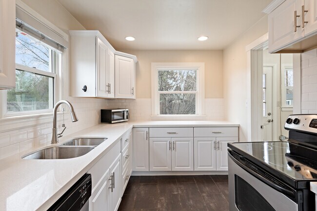 Building Photo - 1218 S Roosevelt St