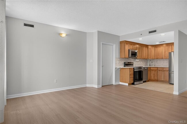 Building Photo - 242 Maple Ave