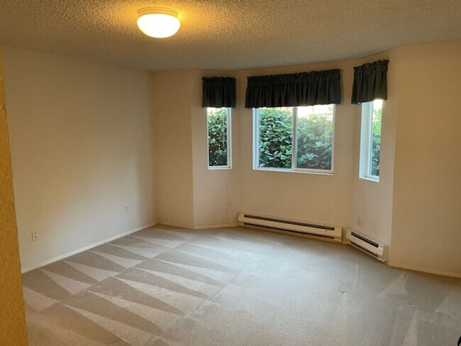 Building Photo - $500 Move In Special! University Place Gro...