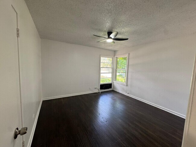 Building Photo - 400-402 North Jefferson - Kaufman