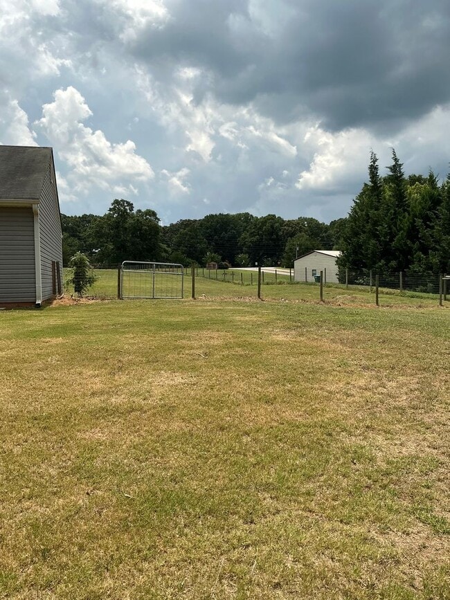 Building Photo - 3-bedroom, 2-bath home in Oglethorpe County is situated on a 1.53 spacious lot with a fenced-in b...