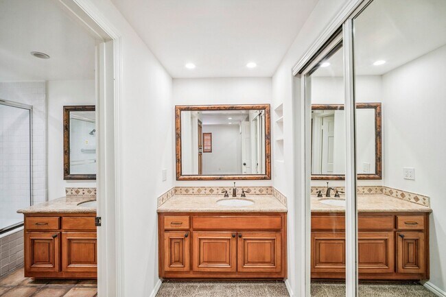Building Photo - Dream home Located on the Bluff of Southwe...
