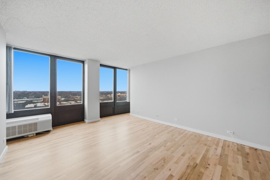 Building Photo - 5320 N Sheridan Rd