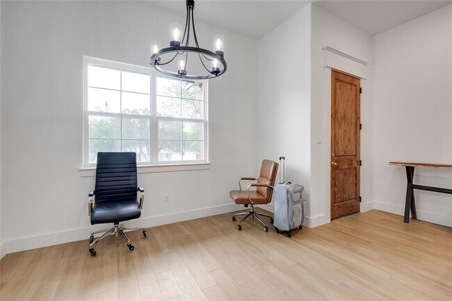 Building Photo - 4304 N Chisholm Trail