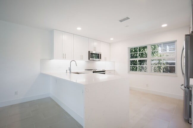 Building Photo - 705 New York St