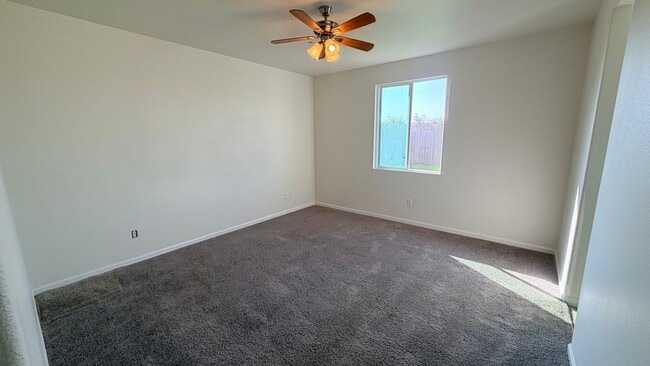 Building Photo - 5 Bed/ 2 Bath AVAILABLE NOW!