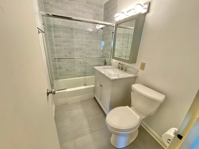 Building Photo - 1919 N Summit Ave