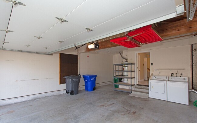 Building Photo - Gorgeous Townhome in Laguna Del Mar Community!