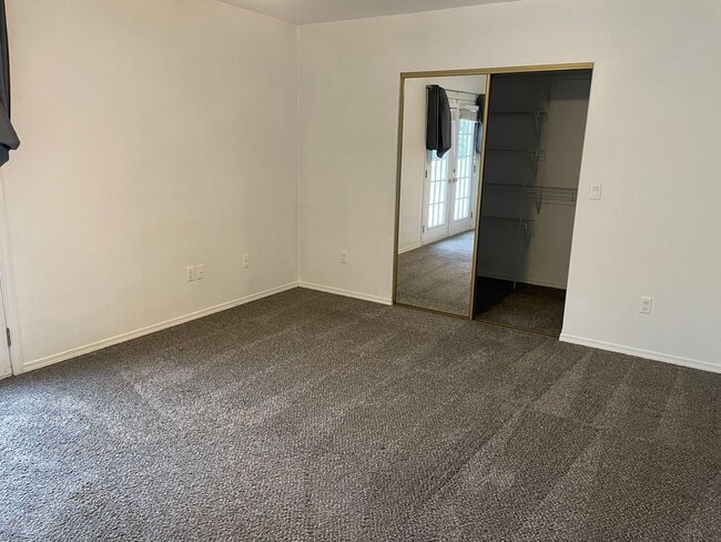 Building Photo - Large 4 Bedroom Home