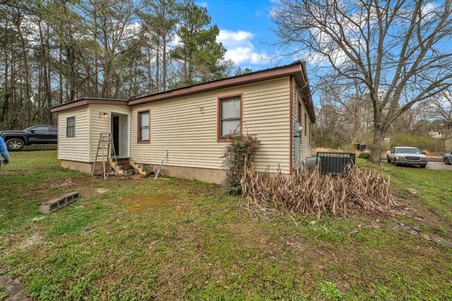 Building Photo - Love Where You Live — Updated 3BR Home in ...