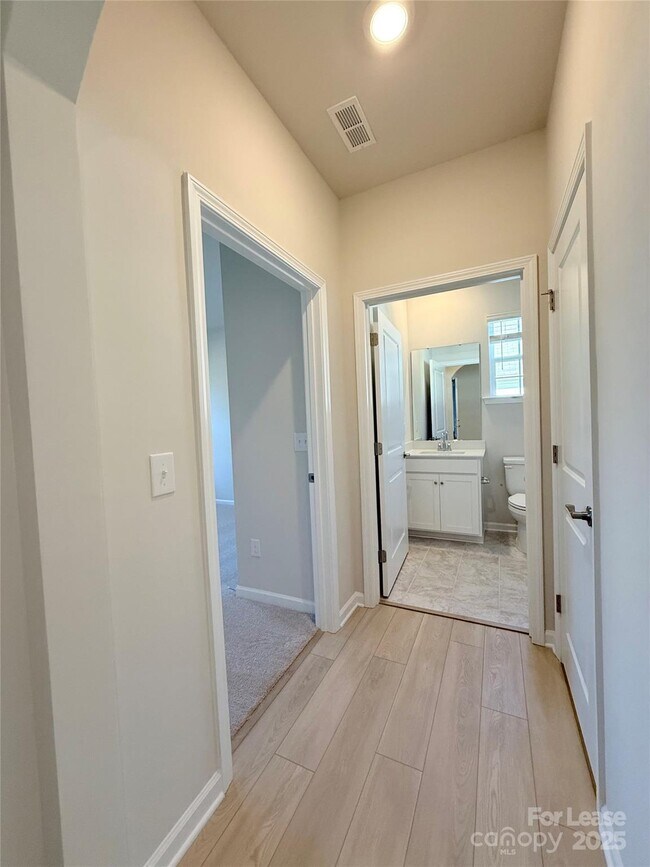 Building Photo - 6436 Fairfax Ct