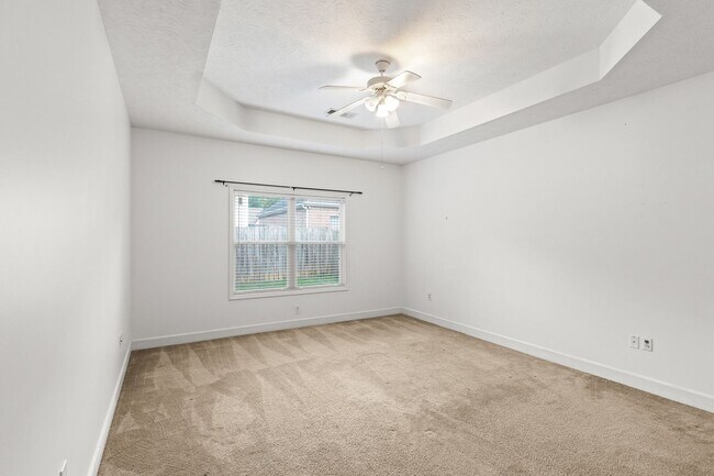 Building Photo - 3/2, fenced in backyard, heart of Auburn!