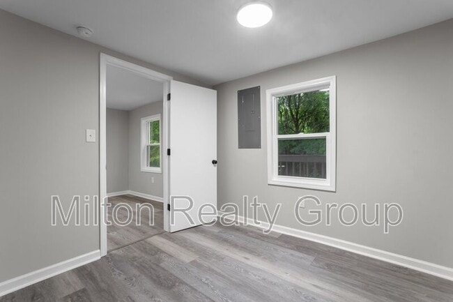 Building Photo - 602 Ross Rd