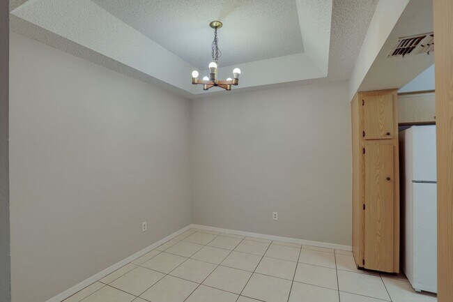 Building Photo - 370 Springdale Dr