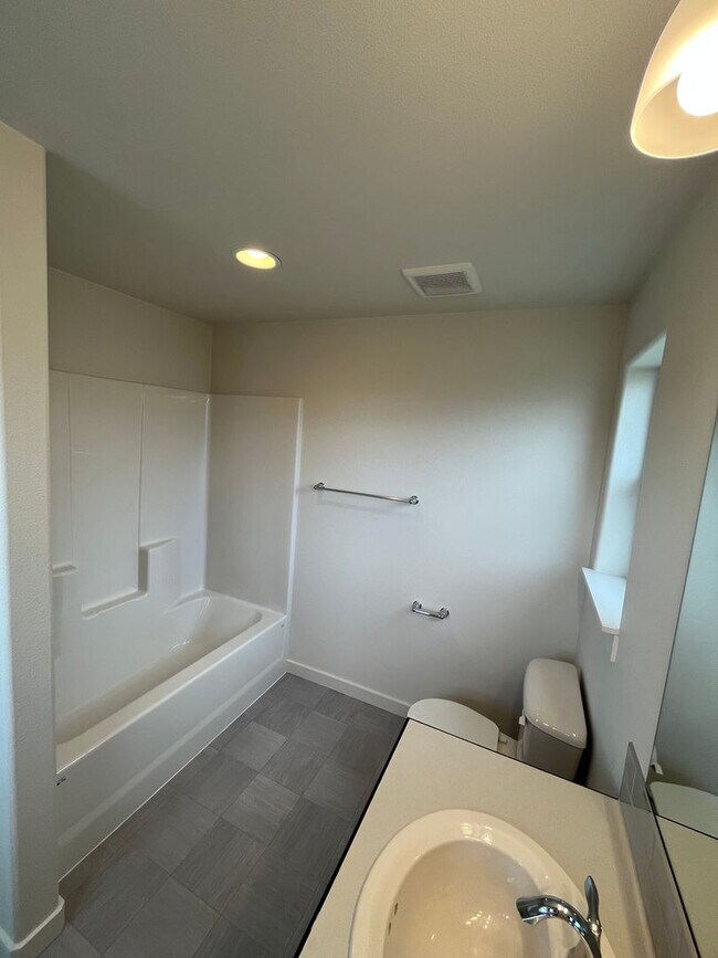 Building Photo - 3-bedroom 2-1/2 bathroom home
