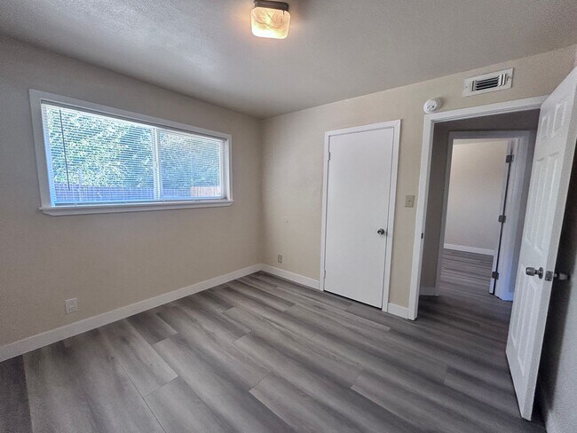 Building Photo - 208 Talisman Dr