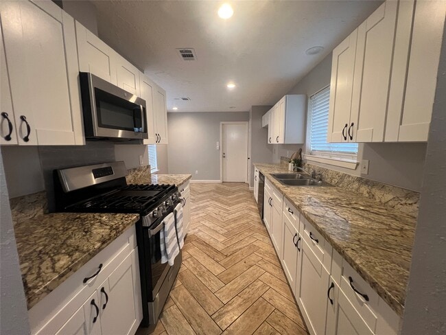 Building Photo - 1202 Manorglen Dr