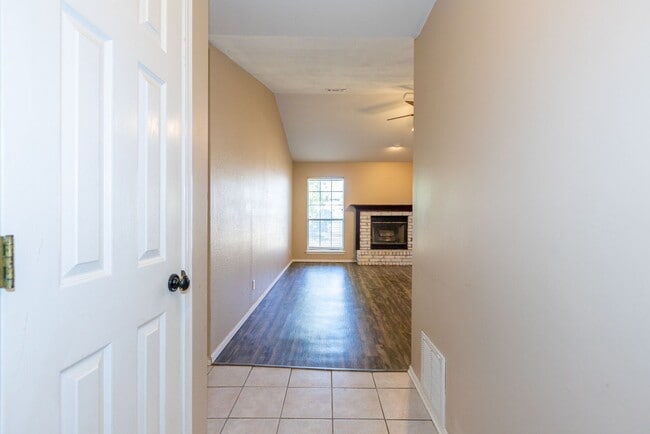 Building Photo - 3 Bed | 2 Bath in Broken Arrow!