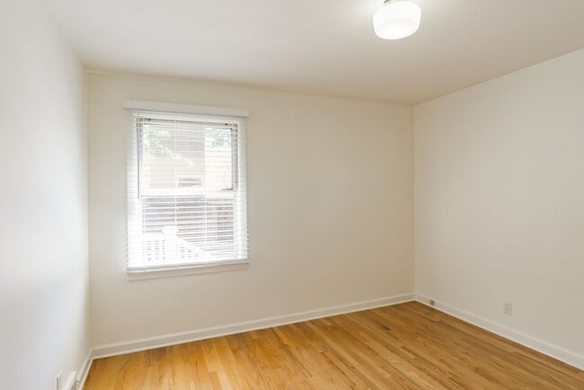 Building Photo - 2bd/1.75ba Seattle House